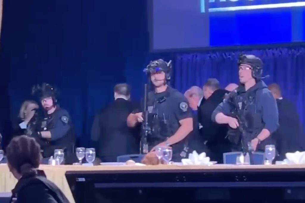 Evacúan a Trump de cena de corresponsales por disparos; tirador fue detenido