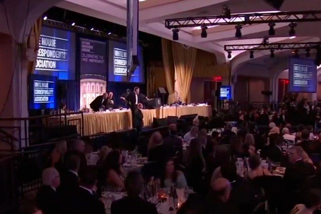 Servicio Secreto de EE.UU. evacúa a Trump de cena de corresponsales tras aparentes disparos