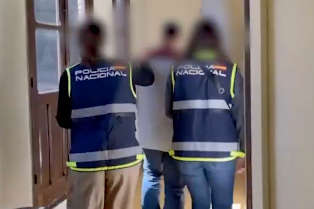 Detienen a hombre en España por estafar a jóvenes futbolistas; les prometía jugar en equipos de élite