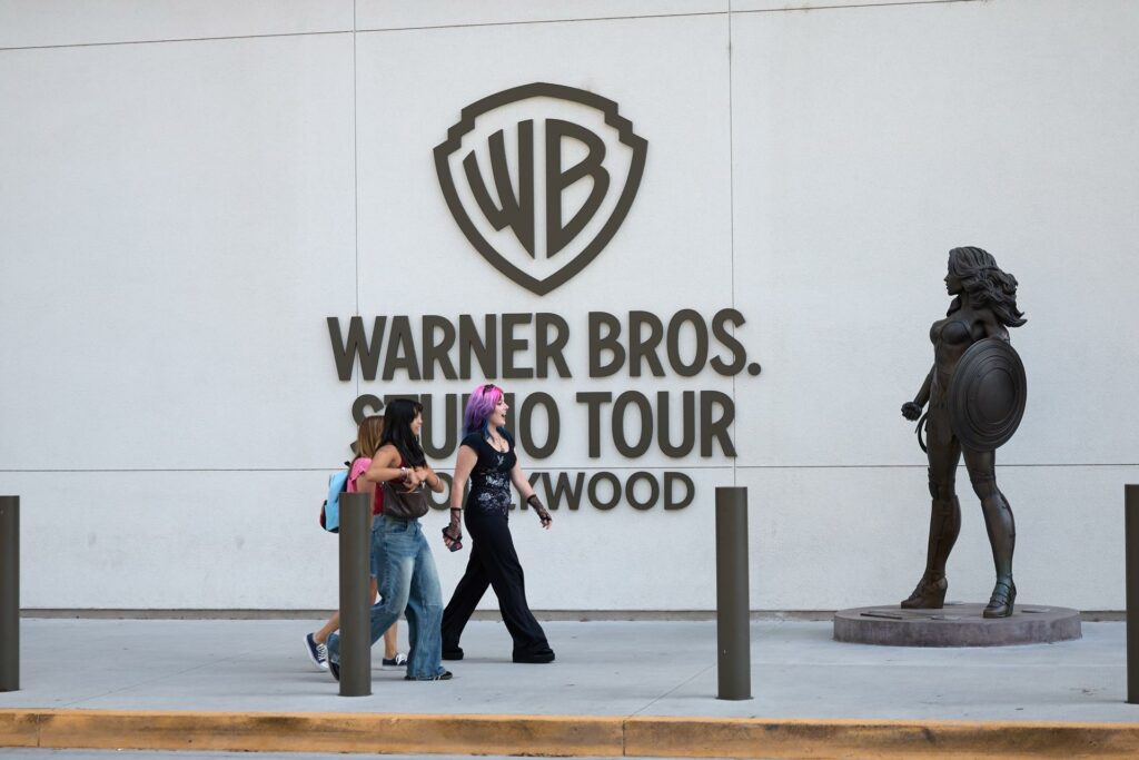 Creadores de Hollywood alertan de que la fusión de Warner y Paramount dañará la industria