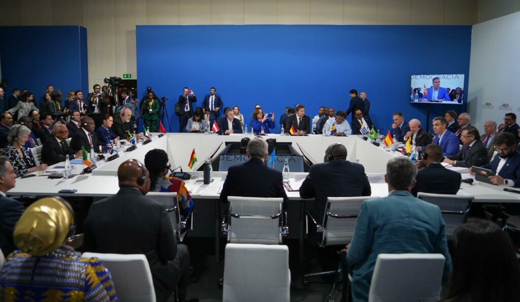 Discurso íntegro de la presidenta Sheinbaum en la Cumbre en Defensa de la Democracia - whatsapp-image-2026-04-18-at-32426-am-1024x595