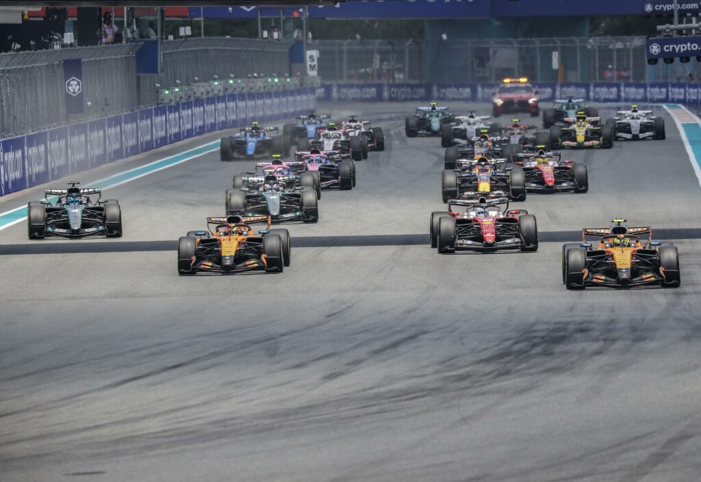 Lando Norris gana sprint de Miami; Checo Pérez finaliza en el puesto 17