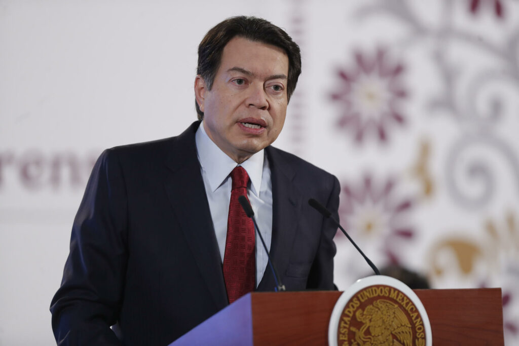 Mario Delgado negocia con estudiantes del IPN la liberación de Canal Once