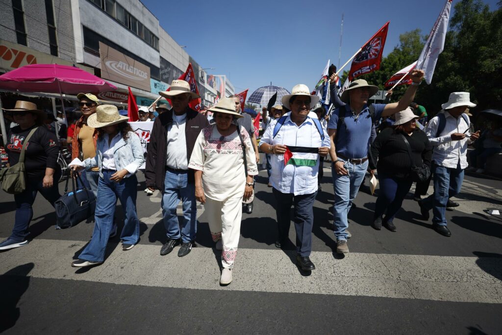 Miles de maestros marchan para exigir mejoras salariales en el Día del Maestro - 0f2decf86a86b0c578ea132546aadaceea382de6w-1024x683