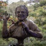 Develan una escultura de Gabriel García Márquez en Venezuela para honrar su legado