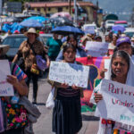 Parteras indígenas marchan en Chiapas para defender su práctica ancestral