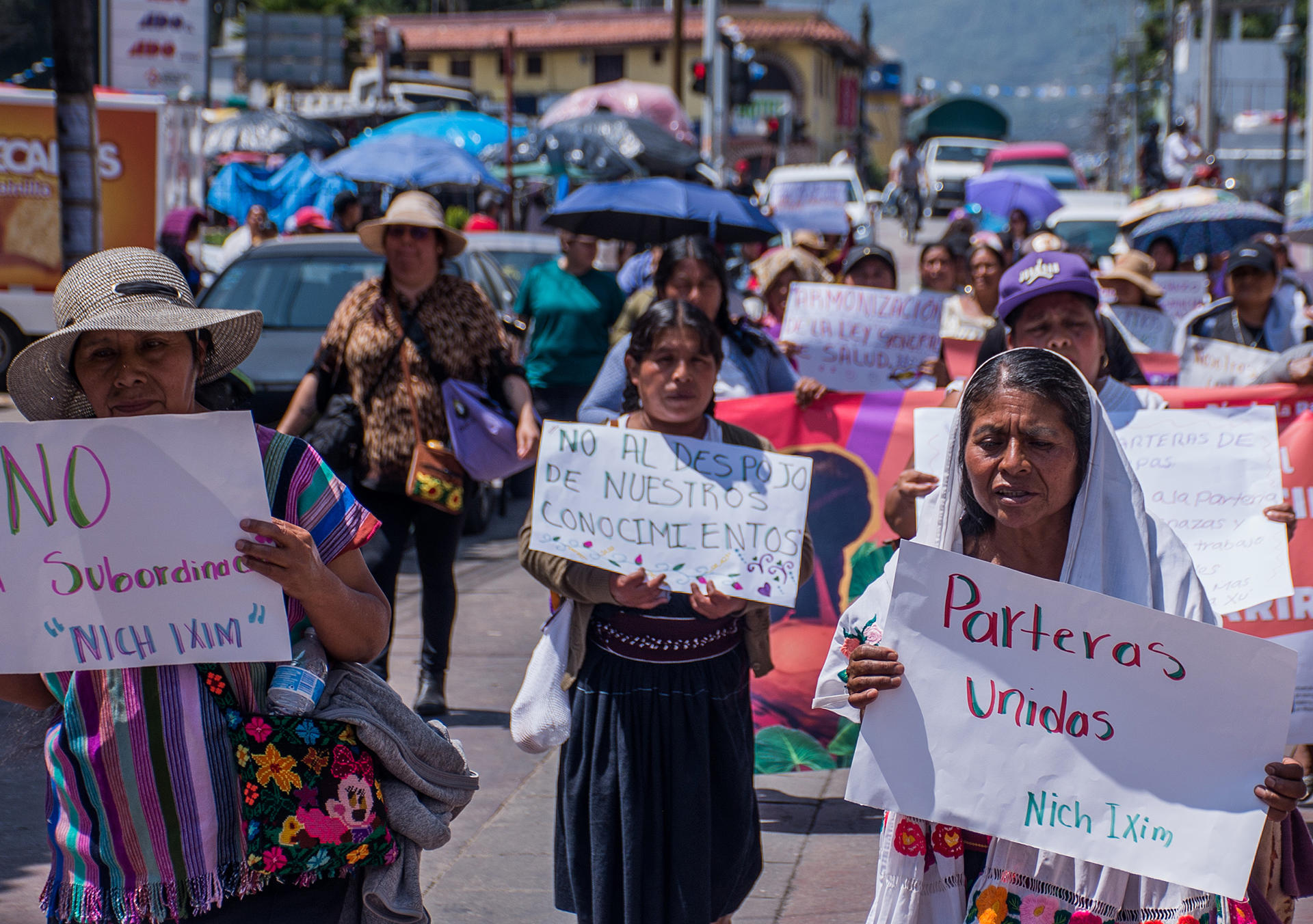 Parteras indígenas marchan en Chiapas para defender su práctica ancestral