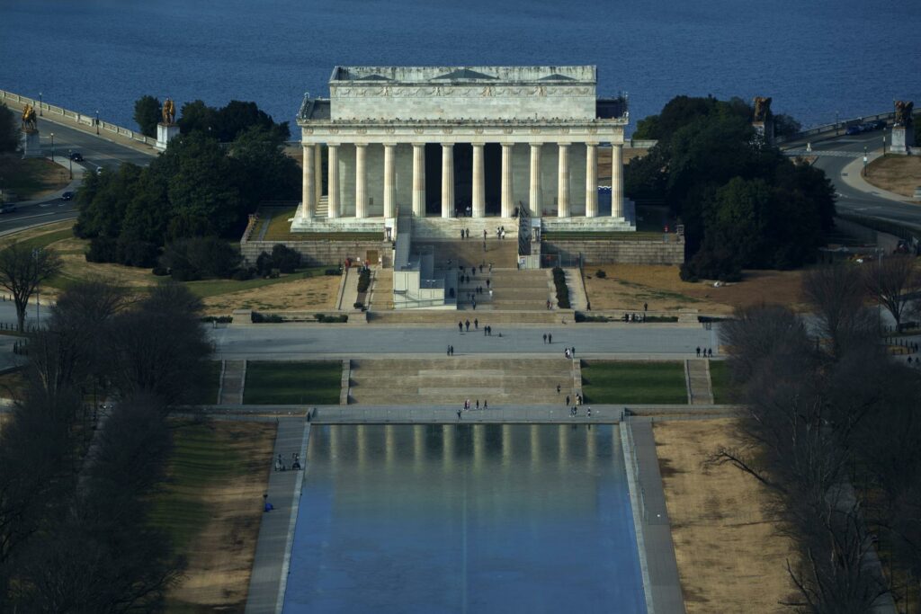 Defensores del patrimonio demandan a Trump por obras del estanque de Lincoln en Washington