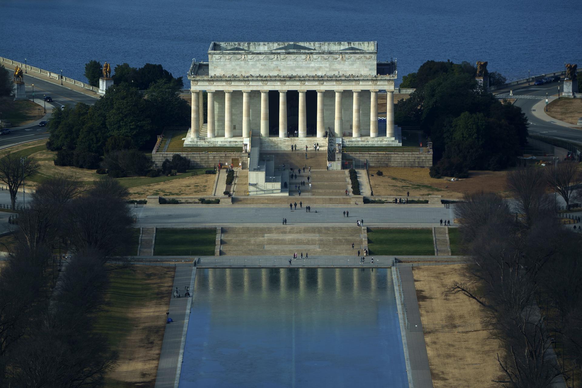 Defensores del patrimonio demandan a Trump por obras del estanque de Lincoln en Washington
