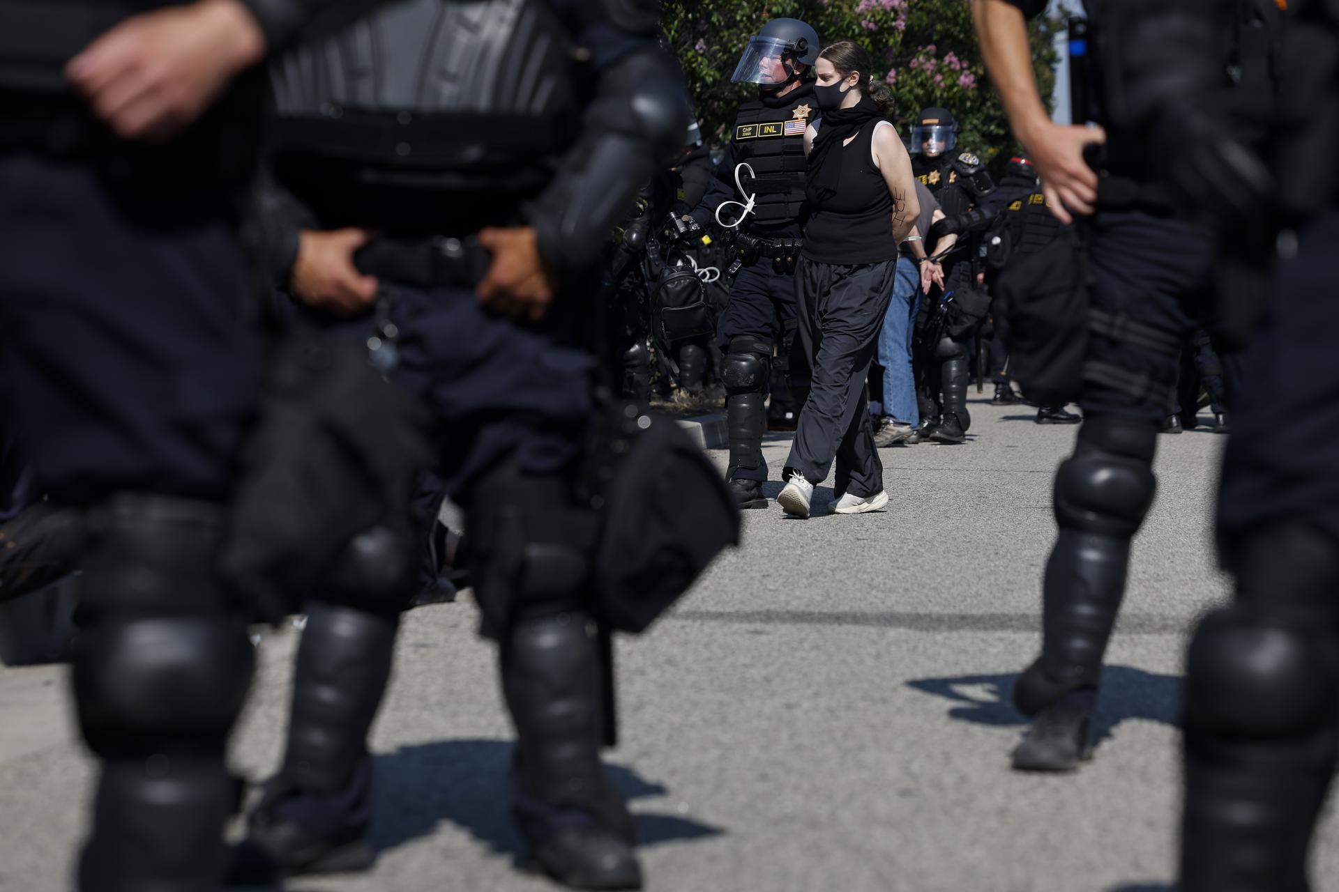 Un juez de EE.UU. bloquea los arrestos de ICE en tribunales de inmigración de Nueva York