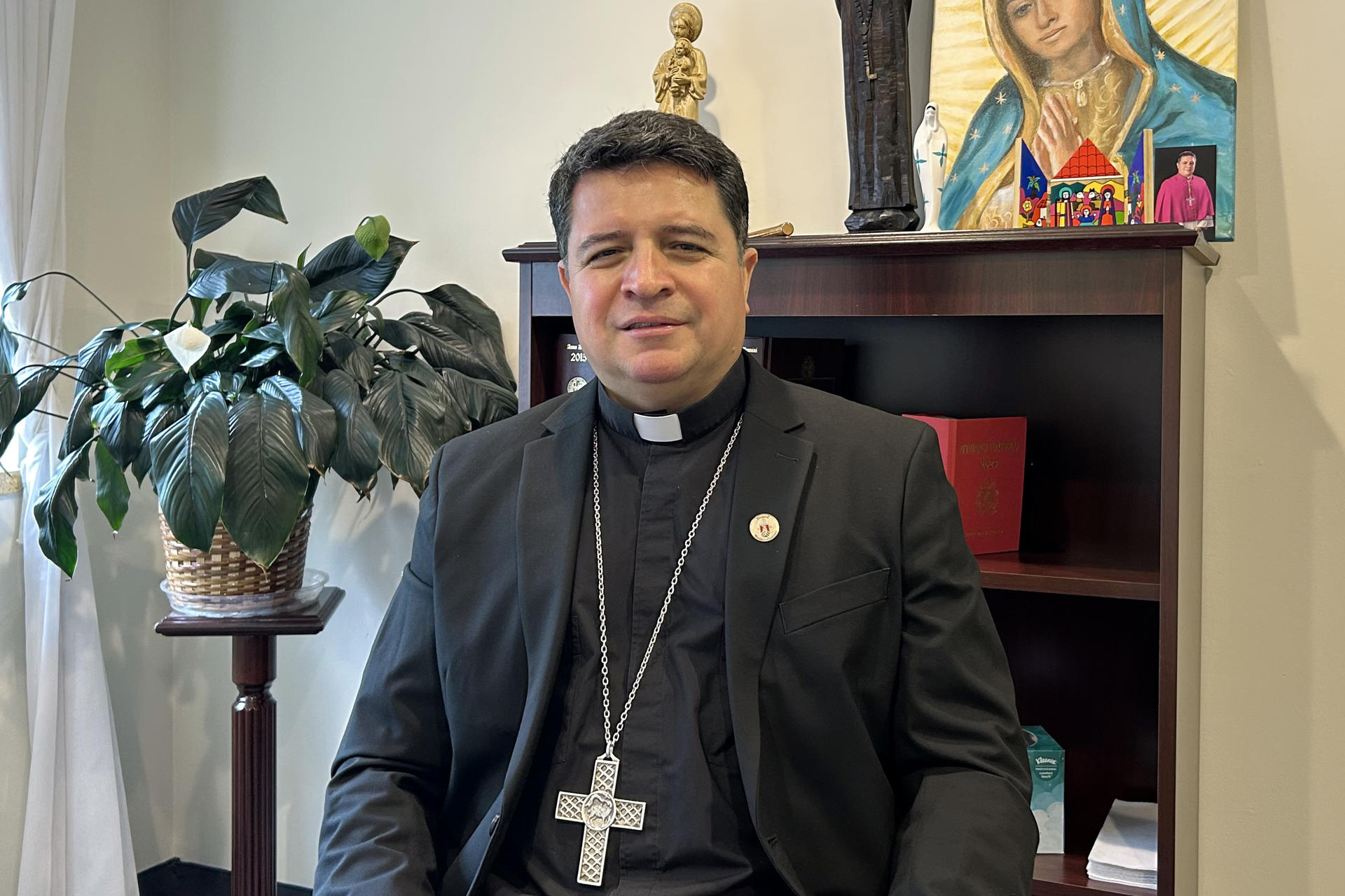 Evelio Menjívar es el nuevo obispo nombrado por León XIV: un migrante que llegó a EE.UU. escondido en un maletero