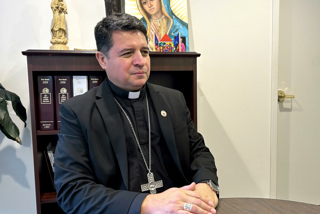 Evelio Menjívar es el nuevo obispo nombrado por León XIV: un migrante que llegó a EE.UU. escondido en un maletero - 60ab6cf9e7498000be48fe2541b3e5e4e987af12w-1024x683