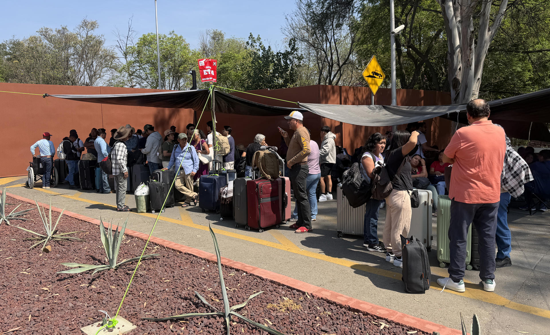 CNTE intensifica sus protestas con la toma del aeropuerto de Oaxaca CNTE intensifica sus protestas con la toma del aeropuerto de Oaxaca