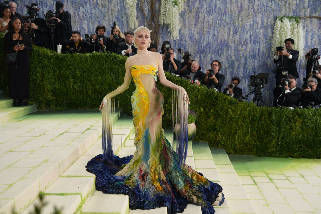 La Met Gala arranca con actuación musical, alfombra blanca y desfile de celebridades