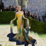 La Met Gala arranca con actuación musical, alfombra blanca y desfile de celebridades