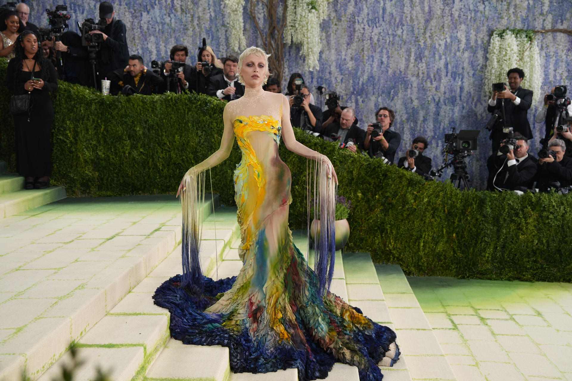 La Met Gala arranca con actuación musical, alfombra blanca y desfile de celebridades