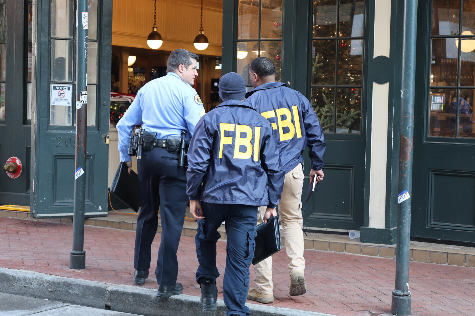 FBI arresta a exagente de la CIA tras hallar lingotes de oro por 40 millones de dólares FBI arresta a exagente de la CIA tras hallar lingotes de oro por 40 millones de dólares