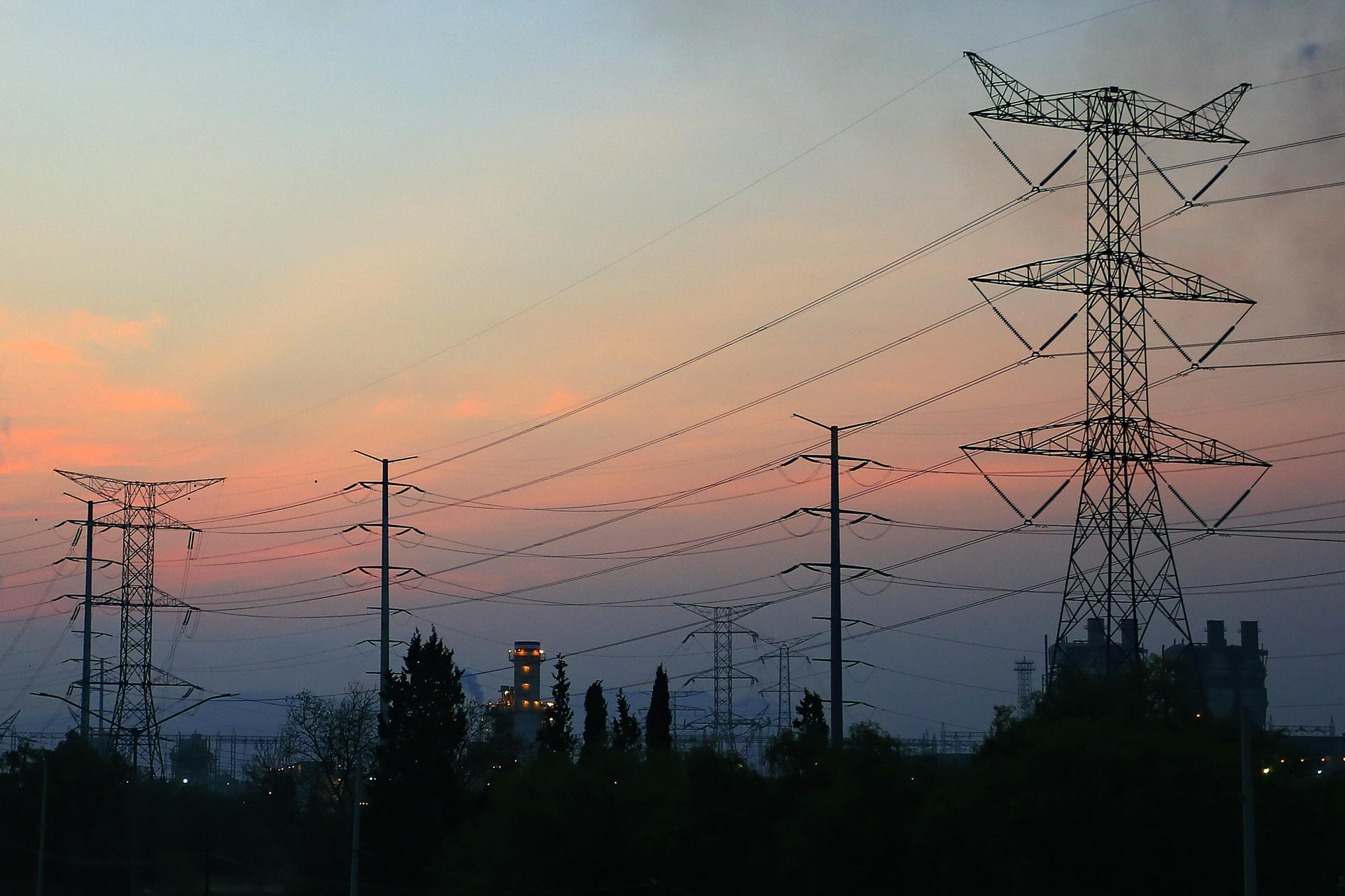 Expertos dicen que México abre oportunidad energética, pero redes y gas limitan inversión