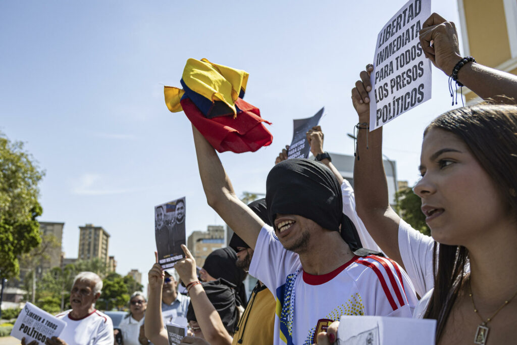 Venezolanos responden al llamado de Machado y exigen la liberación de los presos políticos - 983a9220ad8f2ae33ef9a8c397acc8462e786cfbw-1024x683