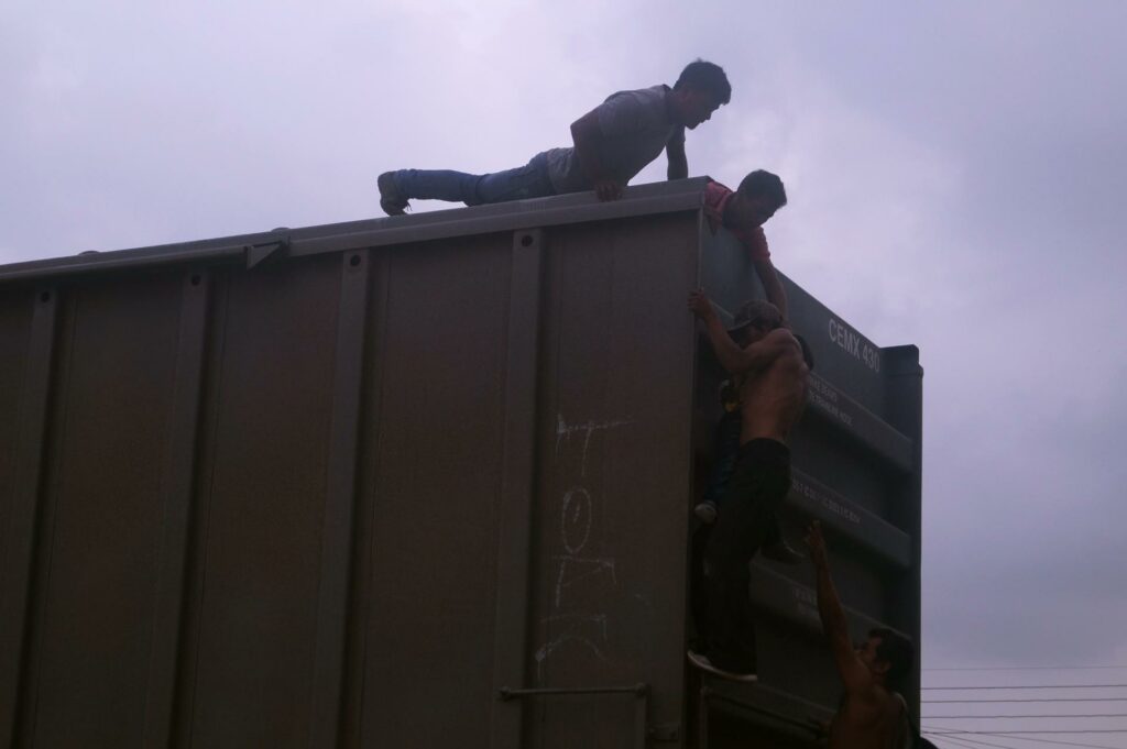 Investigan como “tráfico humano” la muerte de siete migrantes en un tren de carga en EE.UU.
