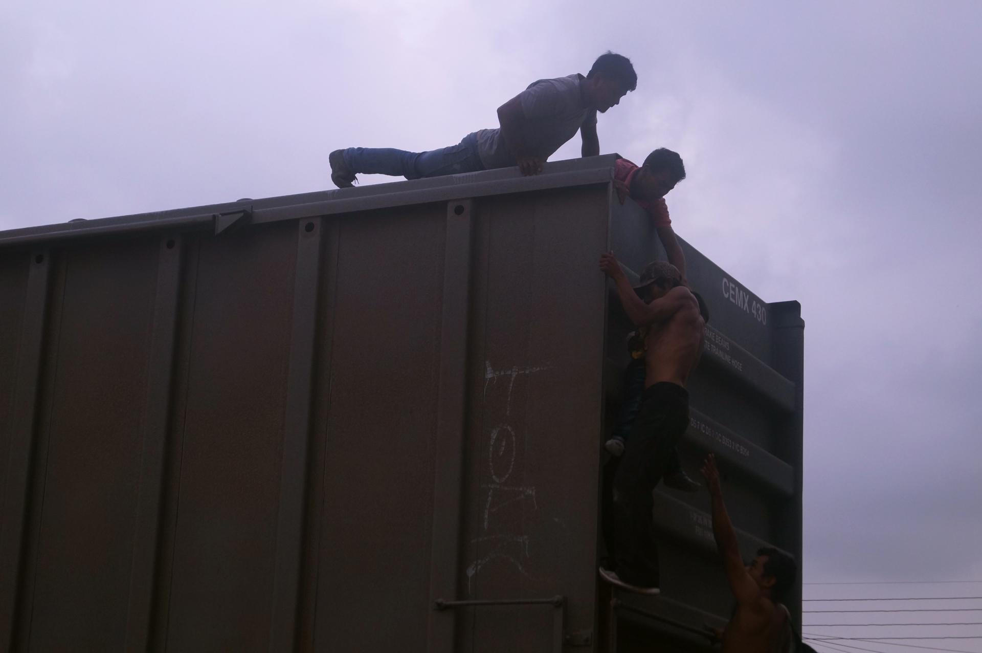 Investigan como “tráfico humano” la muerte de siete migrantes en un tren de carga en EE.UU.