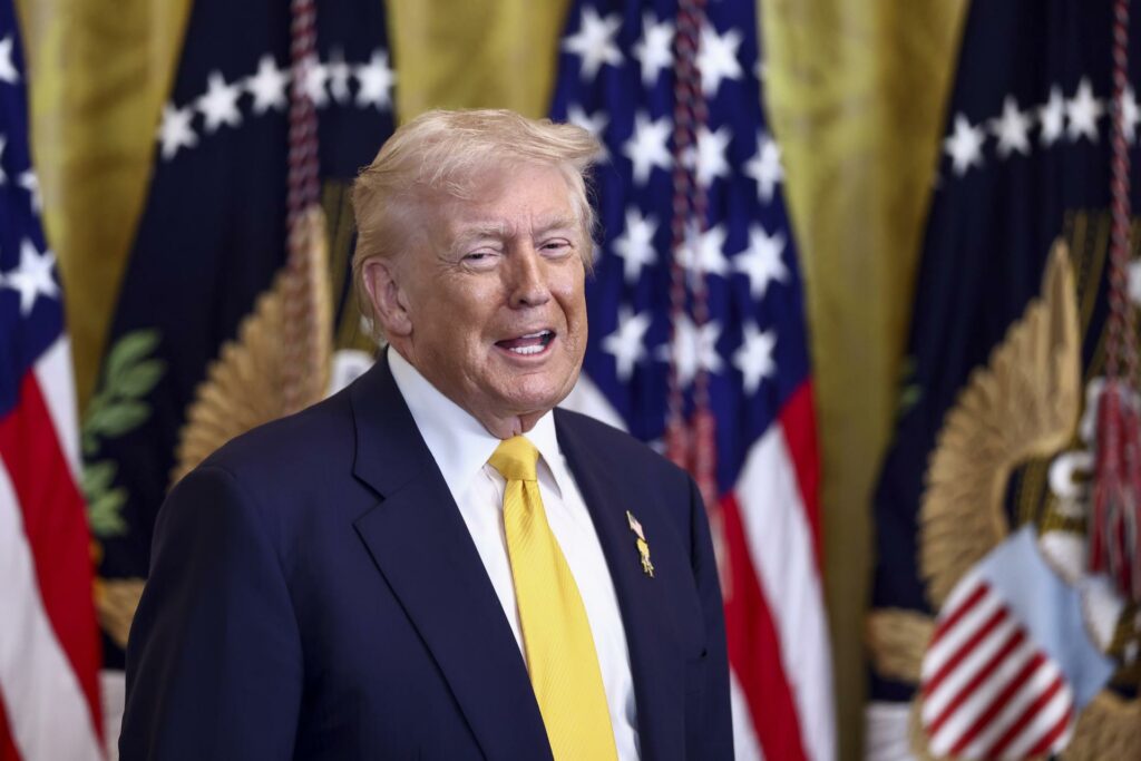 Un juez prohíbe a Trump rebautizar con su nombre el Centro Kennedy de Washington