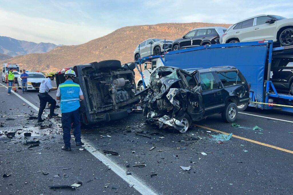 Choque en la Autopista Siglo XXI deja siete muertos