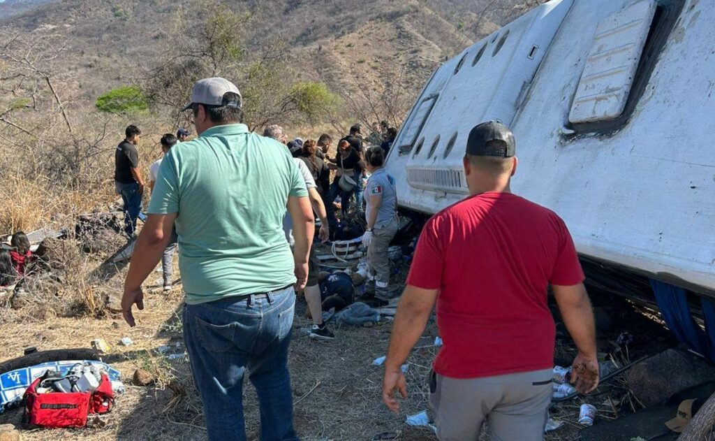 Accidente de autobús en Nayarit deja al menos 7 muertos