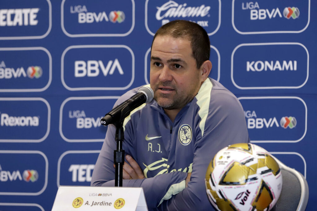 André Jardine no cree que haya favoritos entre América y Pumas