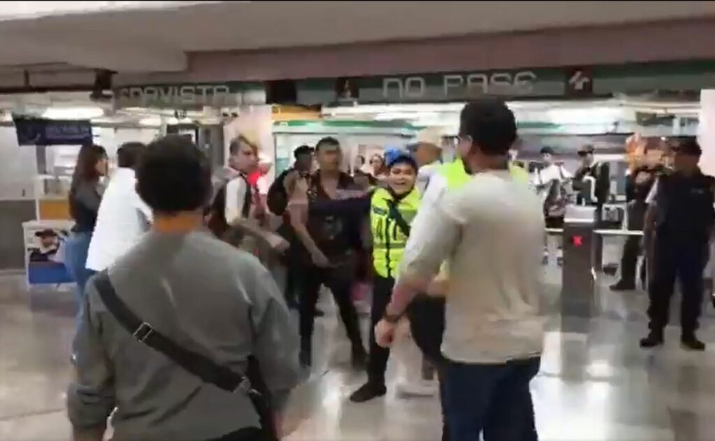 Video: Punks agreden a policías en el Metro CDMX