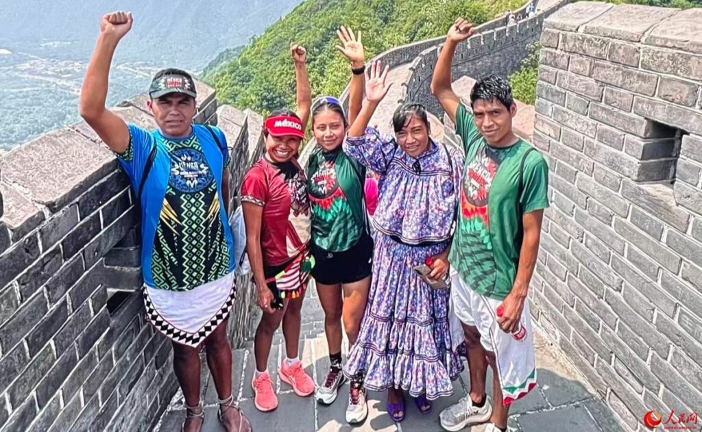 Atletas indígenas arrasan en el Maratón de la Gran Muralla China