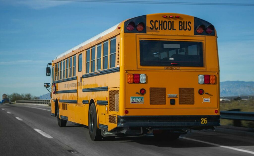 Aficionados escoceses rentan autobuses escolares ante el precio de los trenes en el Mundial