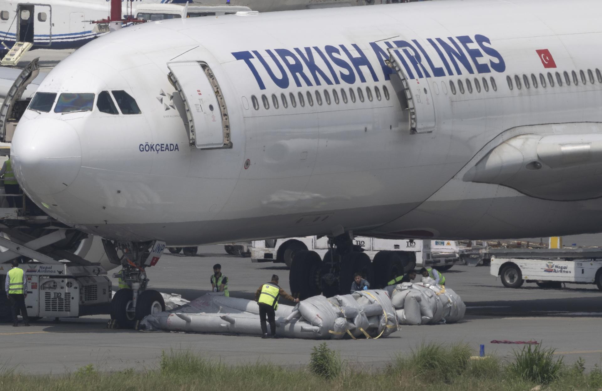 Incendio en un avión de Turkish Airlines provoca el cierre del aeropuerto internacional de Nepal Incendio en un avión de Turkish Airlines provoca el cierre del aeropuerto internacional de Nepal