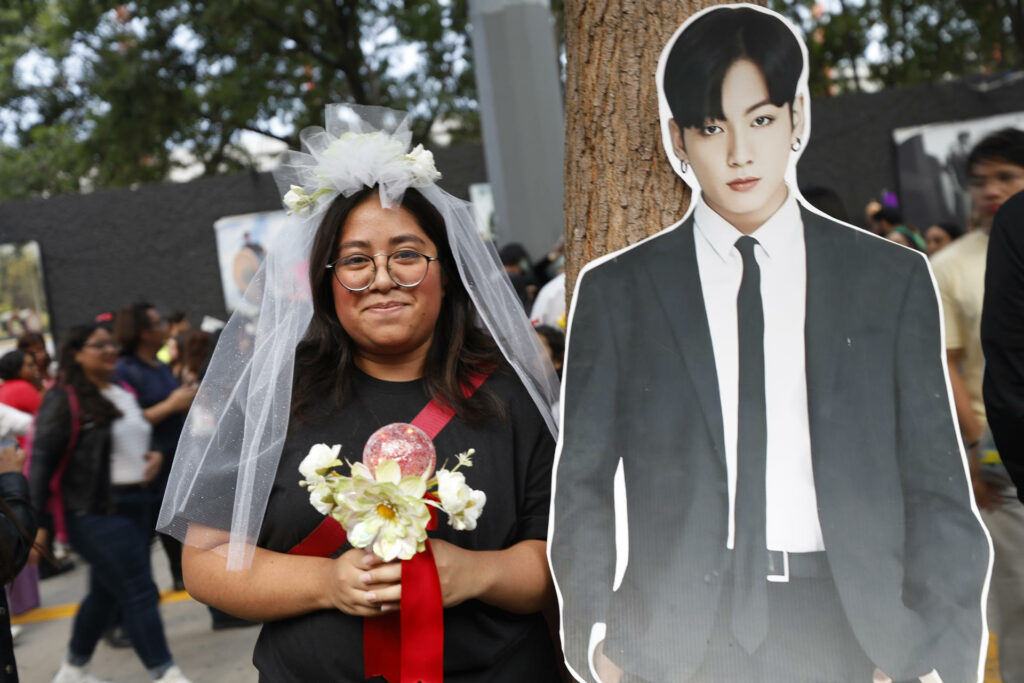 Aficionados de BTS acuden a concierto en Ciudad de México a pesar de la escasez de boletos - b26a75d549f800a5a7475212f8e3e95143f5be82w-1024x683