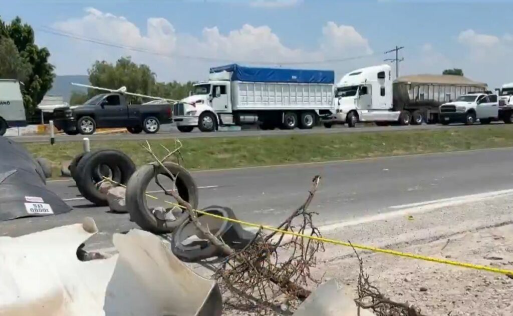 Carretera 57 de Querétaro suma 24 horas de bloqueo; manifestantes exigen agua potable
