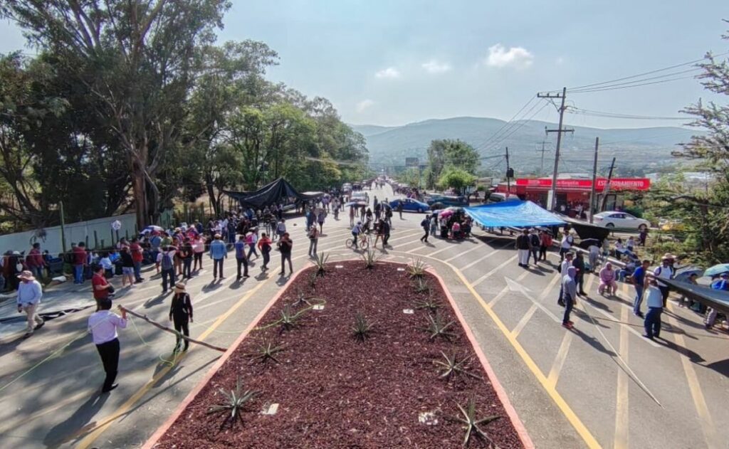 CNTE bloquea accesos al Aeropuerto de Oaxaca e instala carpas