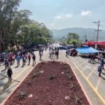 CNTE bloquea accesos al Aeropuerto de Oaxaca e instala carpas