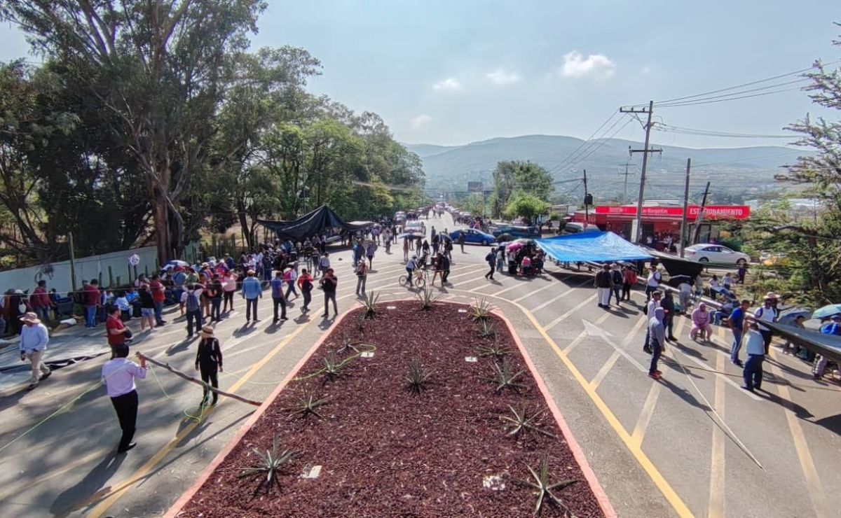 CNTE bloquea accesos al Aeropuerto de Oaxaca e instala carpas CNTE bloquea accesos al Aeropuerto de Oaxaca e instala carpas