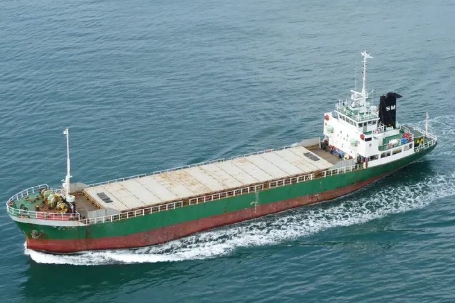 Estados Unidos ataca un barco que intentaba romper el bloqueo a Irán, cerca del estrecho de Ormuz