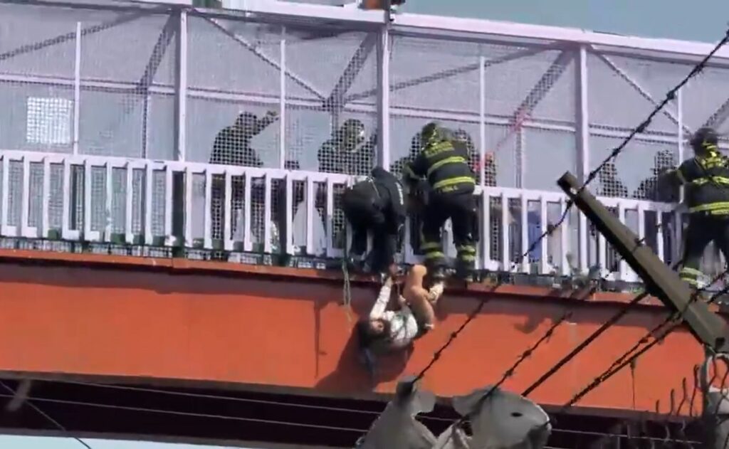 Video: Mujer cae de puente peatonal a vías de la Línea A del Metro CDMX
