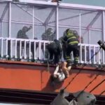 Video: Mujer cae de puente peatonal a vías de la Línea A del Metro CDMX