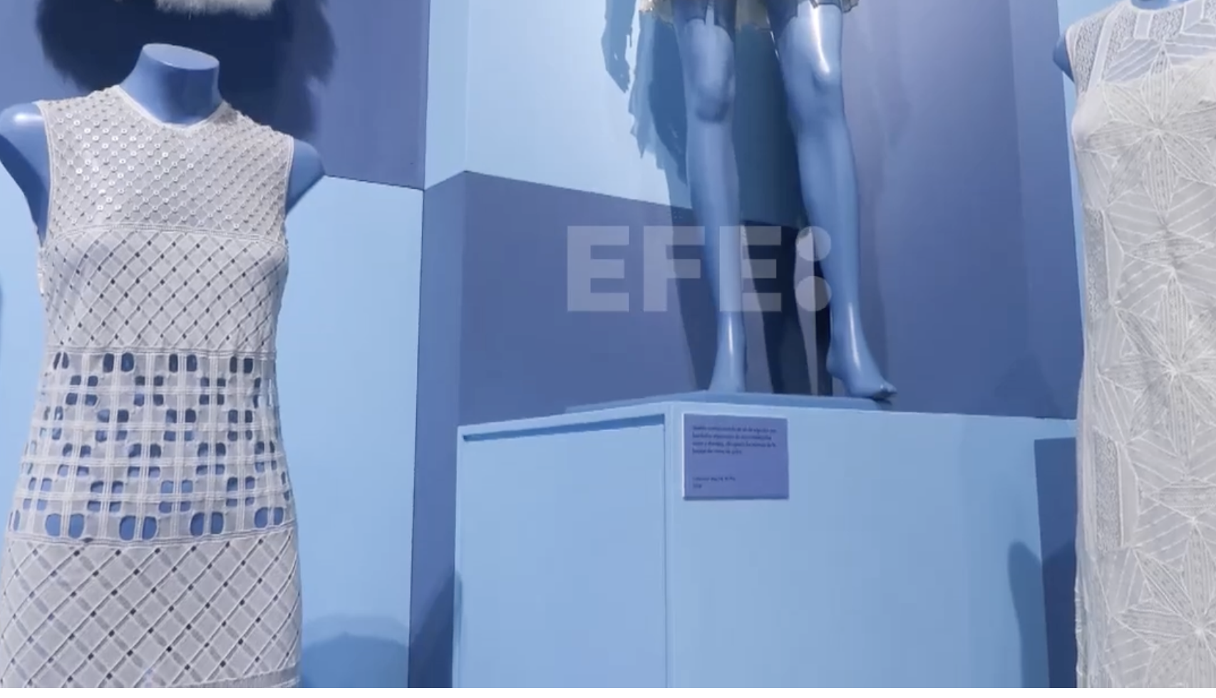 Teresa Helbig celebra tres décadas de moda, su historia en 50 vestidos