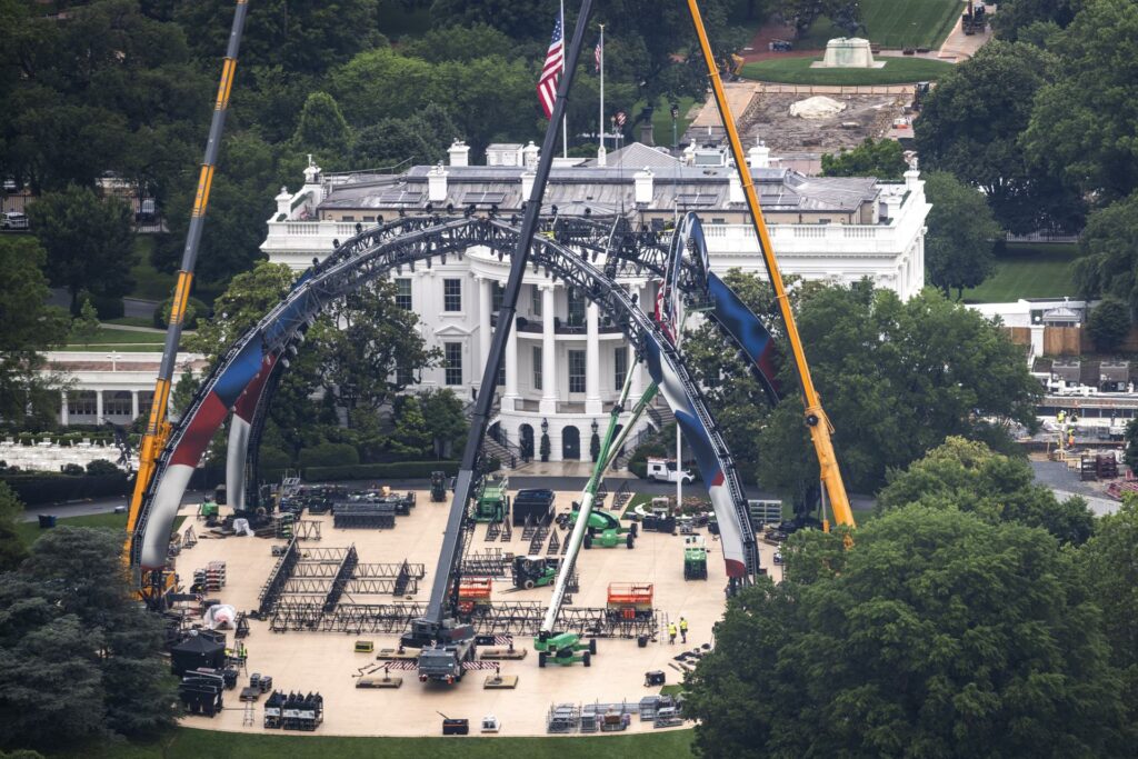 Construyen un estadio en la Casa Blanca para la pelea de la UFC por el cumpleaños de Trump