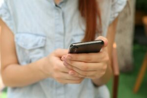 celular estudiantes jóvenes