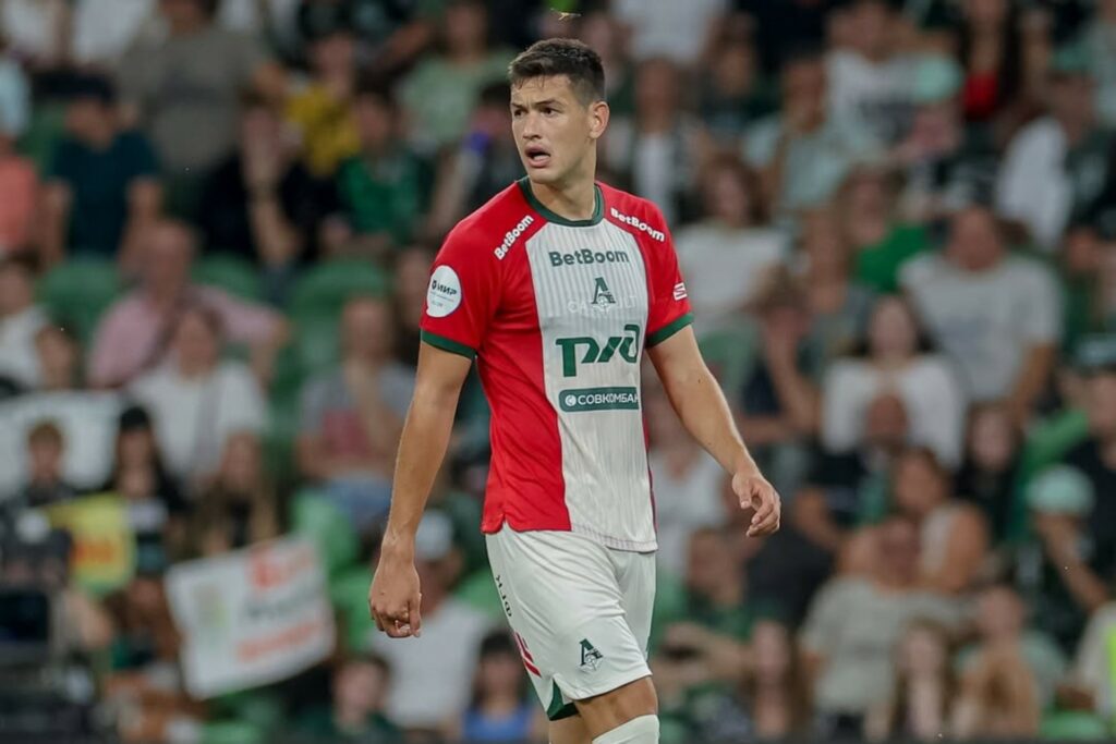 César Montes enciende las alarmas en el Tricolor: Sale lesionado en Rusia