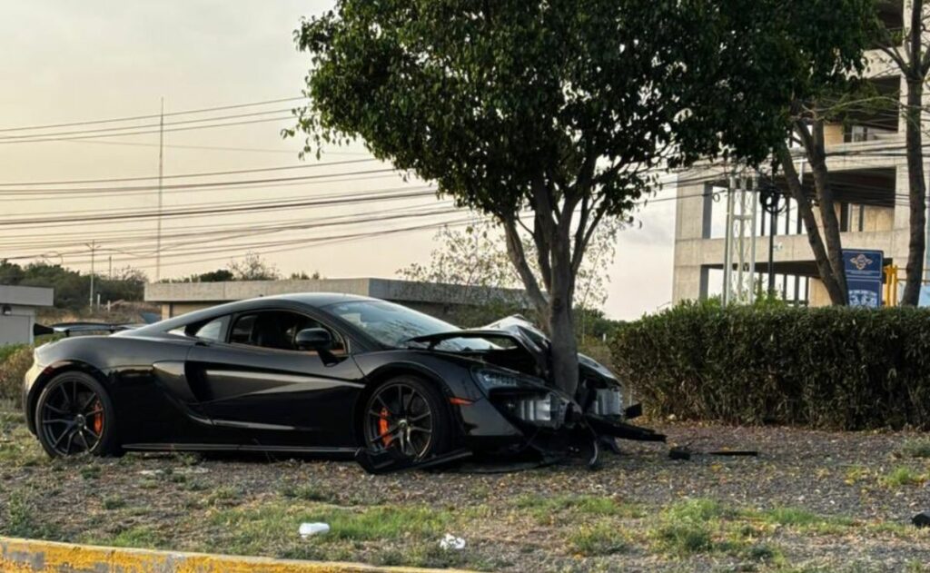Chocan y abandonan McLaren en Juriquilla, Querétaro