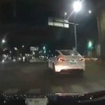 Motociclista muere tras chocar contra Tesla; se pasó el semáforo