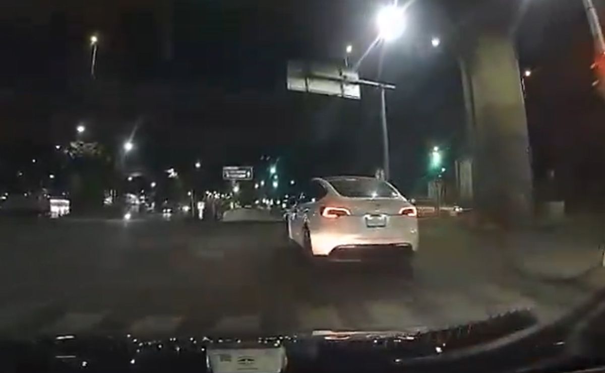 Motociclista muere tras chocar contra Tesla; se pasó el semáforo Motociclista muere tras chocar contra Tesla; se pasó el semáforo
