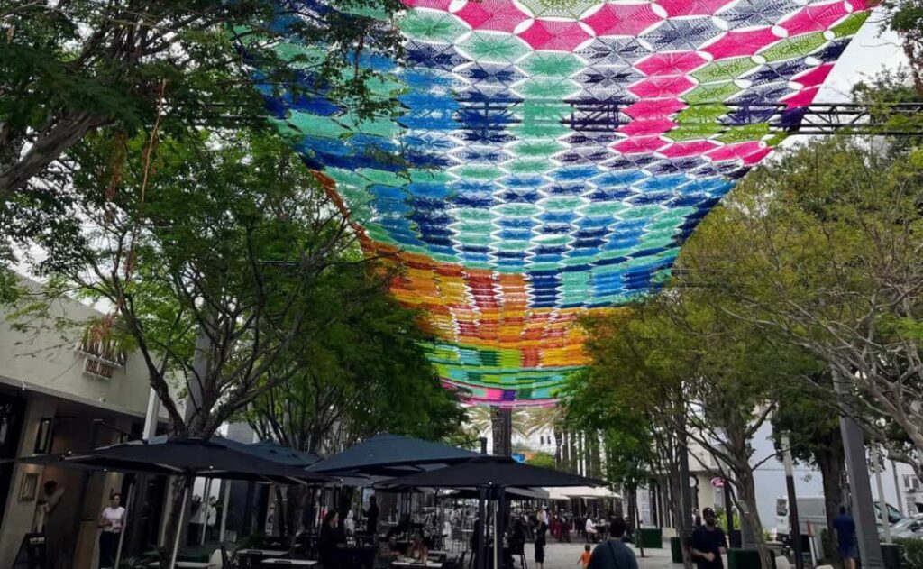 “Cielo Tejido” hace historia con un tapiz monumental de crochet mexicano en las calles de Coral Gabels