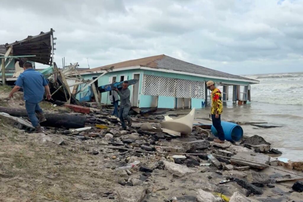 Restaurante colapsa por fuertes olas en Playa Bagdad de Matamoros, Tamaulipas